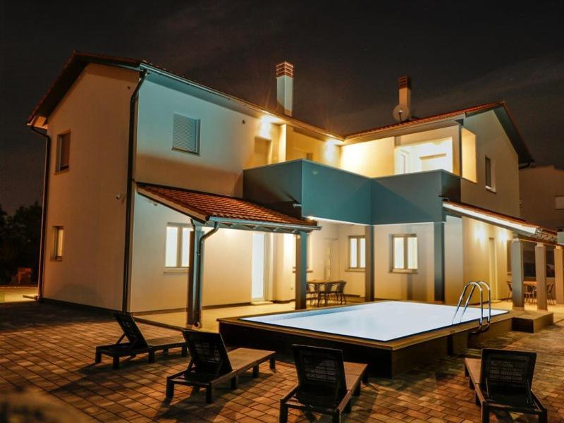 4 Stars Apartments-Pikula Fazana Exterior photo