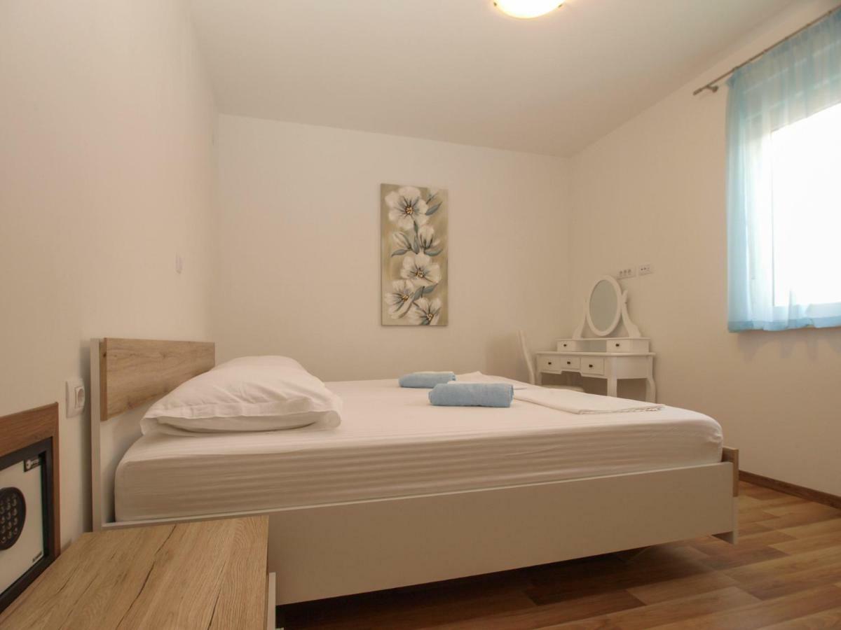 4 Stars Apartments-Pikula Fazana Exterior photo