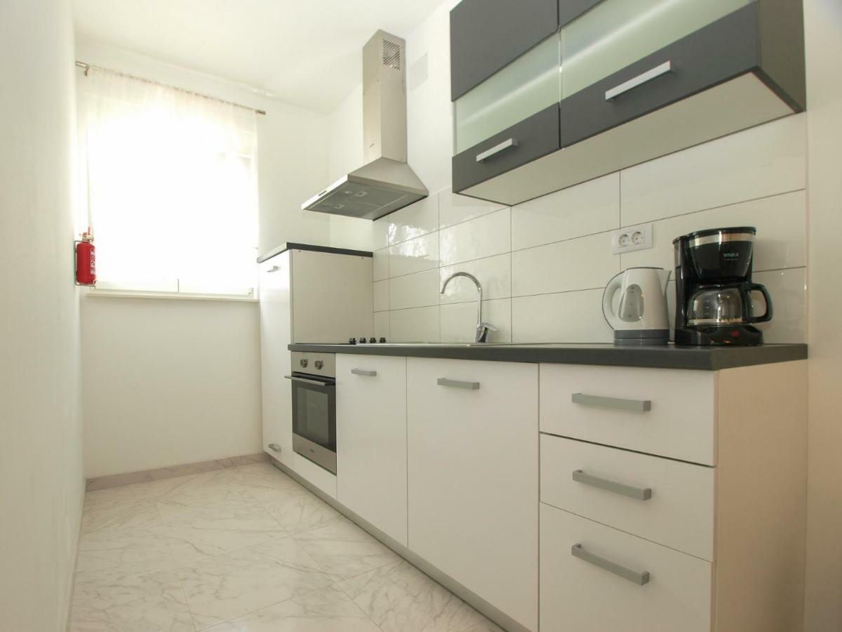 4 Stars Apartments-Pikula Fazana Exterior photo