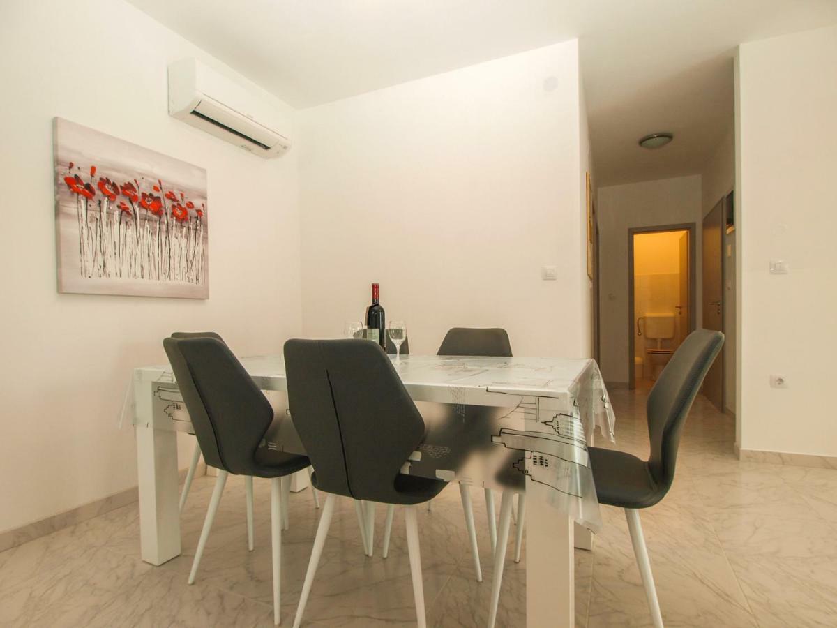 4 Stars Apartments-Pikula Fazana Exterior photo