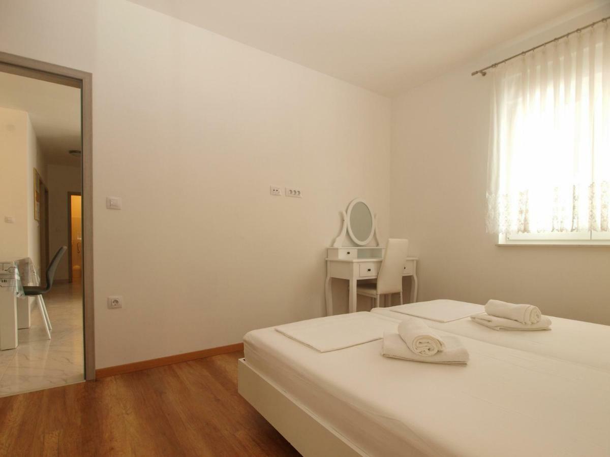 4 Stars Apartments-Pikula Fazana Exterior photo