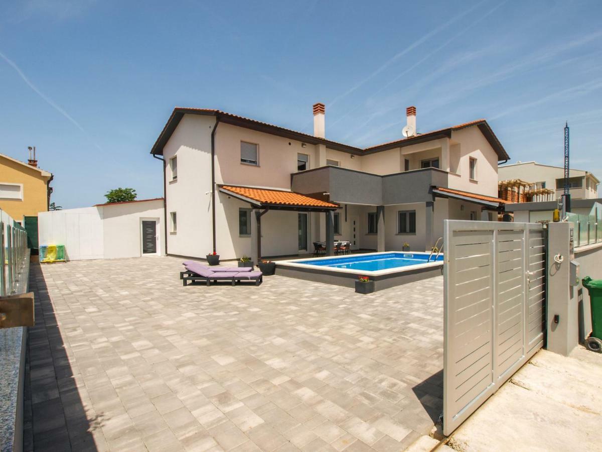 4 Stars Apartments-Pikula Fazana Exterior photo