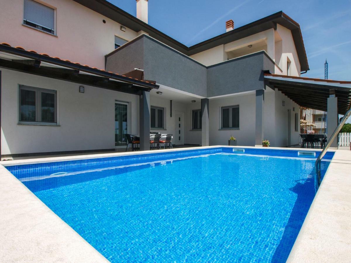 4 Stars Apartments-Pikula Fazana Exterior photo