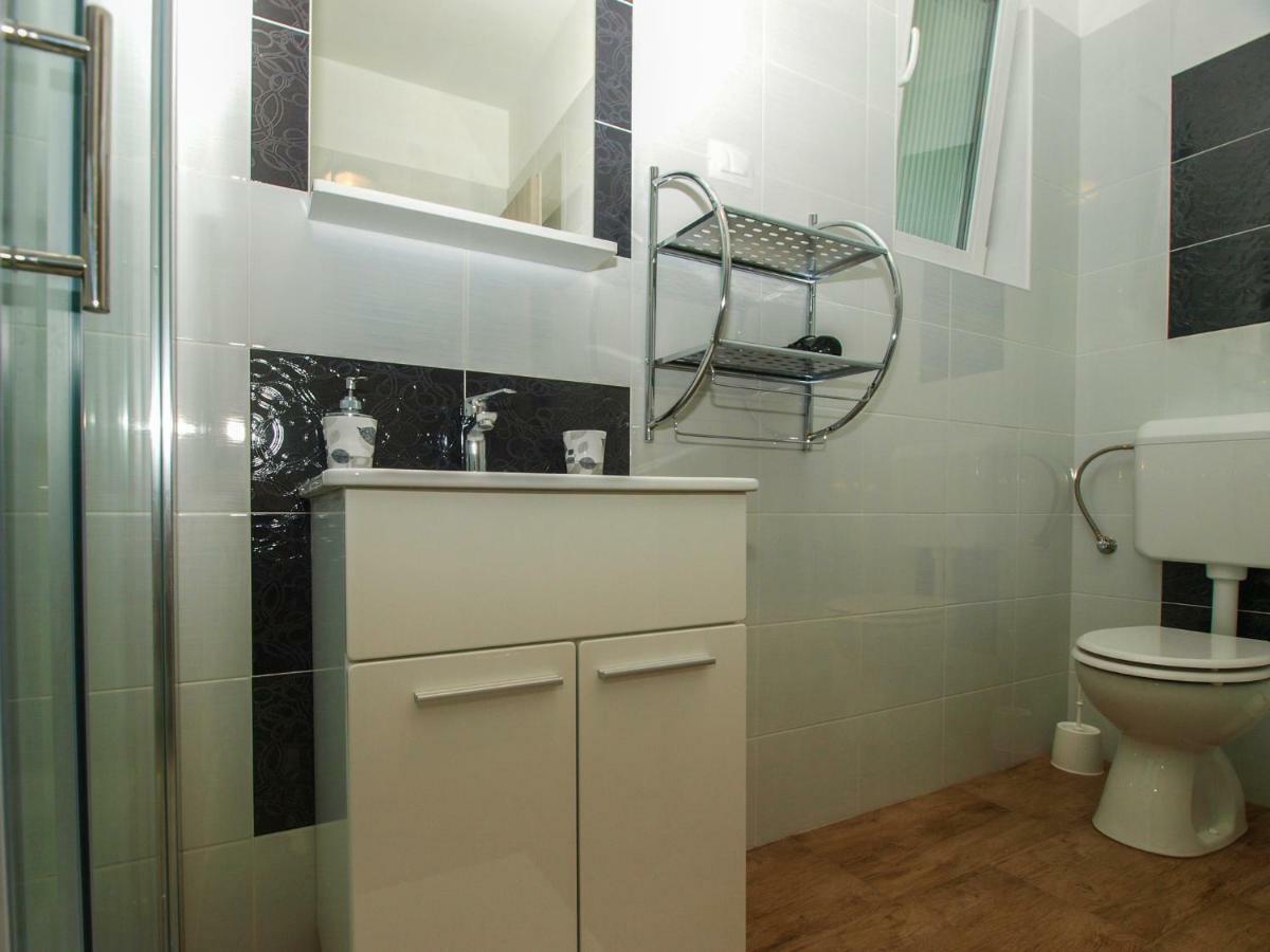 4 Stars Apartments-Pikula Fazana Exterior photo